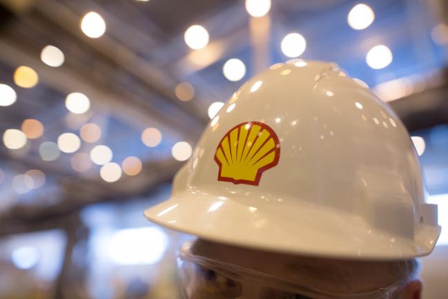 © Bloomberg. The Shell logo sits on a protective hard hat at the Royal Dutch Shell Plc lubricants blending plant in Torzhok, Russia, on Wednesday, Feb. 7, 2018. The oil-price rally worked both ways for Royal Dutch Shell Plc as improved exploration and production lifted profit to a three-year high while refining and trading fell short of expectations as margins shrank. 