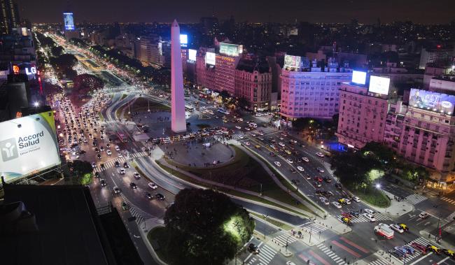 © Bloomberg. Cars drive down Avenida 9 de Julio in Buenos Aires, Argentina. Photographer: Victor J. Blue/Bloomberg