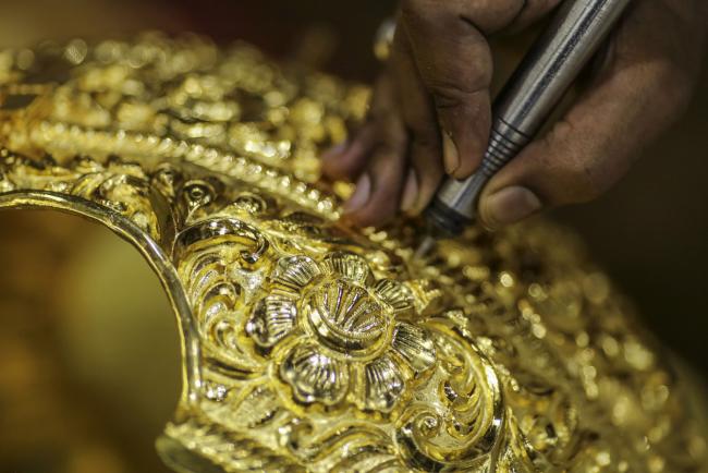 © Bloomberg. A worker labors on a six kilogram gold crown ahead of the Ganesh Chaturthi festival at a P.N. Gadgil Jewellers Pvt. workshop in Pune, India.