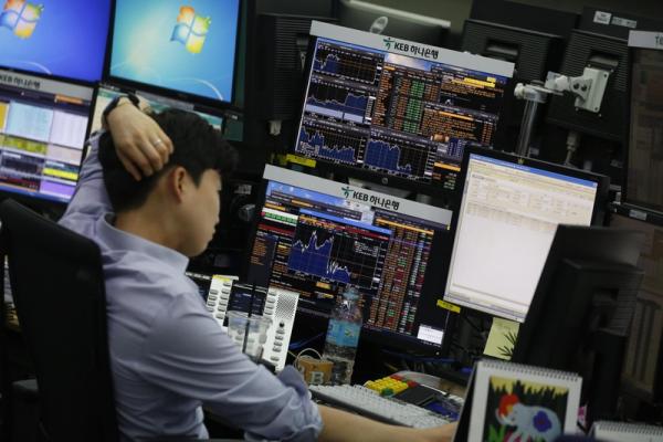 Spread Btp-Bund apre a 243 punti base