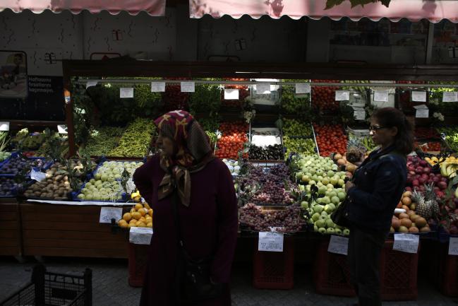 © Bloomberg. Handwritten price signs sit beside displays of fresh fruit for sale at a market stall in the Gungoren district of Istanbul, Turkey, on Friday, Oct. 5, 2018. After President Recep Tayyip Erdogan's repeated calls for a crackdown on price hikes, municipal police have found themselves on the frontlines of Turkey's war on inflation. 