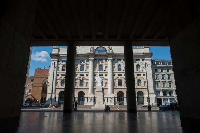 © Bloomberg. L.O.V.E., a sculpture by Italian artist Maurizio Cattelan, stands in front of Italy's Stock Exchange, the Borsa Italiana which is part of the London Stock Exchange Group Plc, in the Piazza Affari in Milan, Italy, on Thursday, Aug. 16, 2018. Italy's banks are particularly exposed to government bond yield changes, and the next couple of months hold several events, Turkish crisis aside, that investors should be on the look out for. Photographer: Geraldine Hope Ghelli/Bloomberg