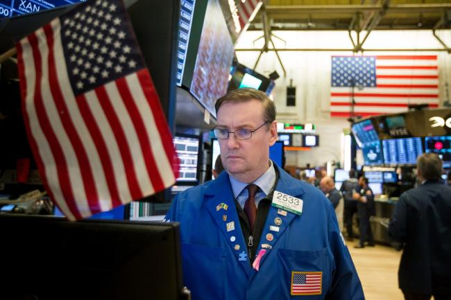 © Bloomberg. A trader works on the floor of the New York Stock Exchange (NYSE) in New York, U.S., on Friday, Nov. 9, 2018. U.S. stocks slumped as investors considered what a tumble in oil prices means for the economy, while a fresh batch of weak tech earnings weighed on the high-flying sector. 