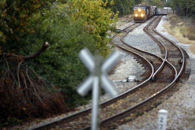 © Bloomberg. A CSX Corp. freight train pulls out of a siding in La Grange, Kentucky, U.S., on Sunday, Oct. 15, 2017. CSX is scheduled to release earnings figures on Oct. 17.