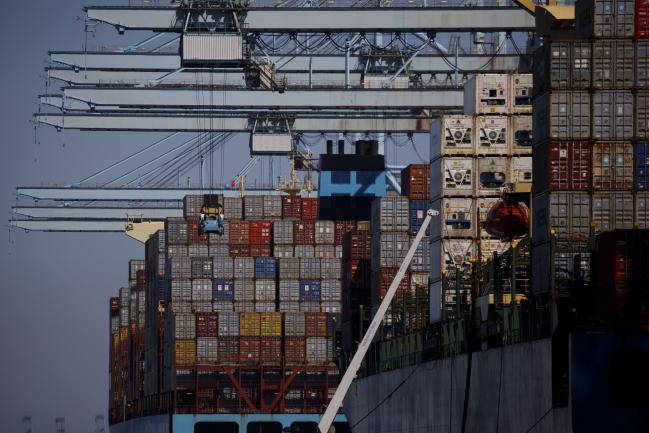 © Bloomberg. Gantry cranes stand over container ships at the Port of Los Angeles in Los Angeles. 