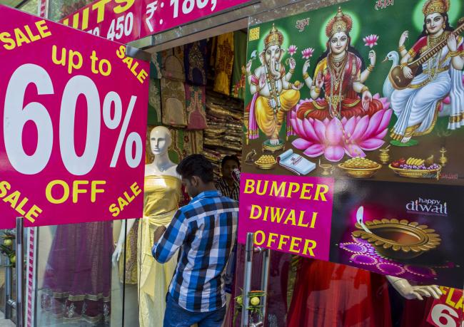 © Bloomberg. Shops display discount offers prior to Diwali at Sarojini Market, in New Delhi, India, on Thursday, October 31, 2013. Prashanth Vishwanathan/Bloomberg News Photographer: Prashanth Vishwanathan