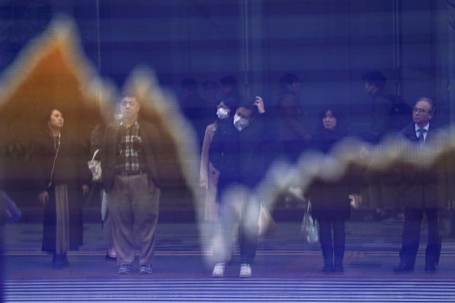 © Bloomberg. Pedestrians are reflected in an electronic stock board outside a securities firm in Tokyo, Japan, on Friday, March 1, 2019. Japanese shares advanced as the latest batch of U.S. data suggested the world’s largest economy is still on a solid growth track and as the yen continued to weaken against the dollar. Photographer: Toru Hanai/Bloomberg