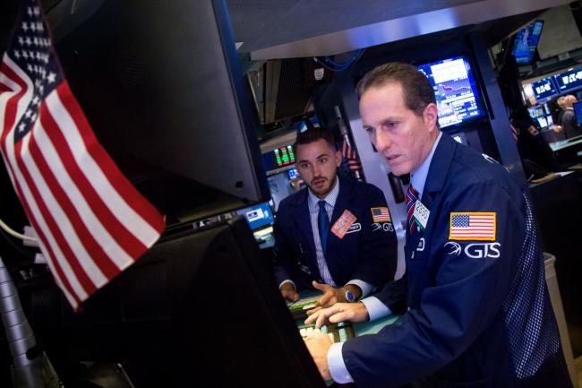 © Bloomberg. Traders work on the floor of the New York Stock Exchange (NYSE) in New York, U.S., on Monday, Sept. 25, 2017. U.S. Photographer: Michael Nagle/Bloomberg