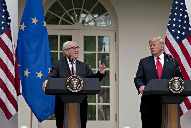 © Bloomberg. Jean-Claude Juncker, president of the European Commission, left, speaks as U.S. President Donald Trump listens during a joint statement in the Rose Garden of the White House in Washington, D.C., U.S. Photographer: Andrew Harrer/Bloomberg