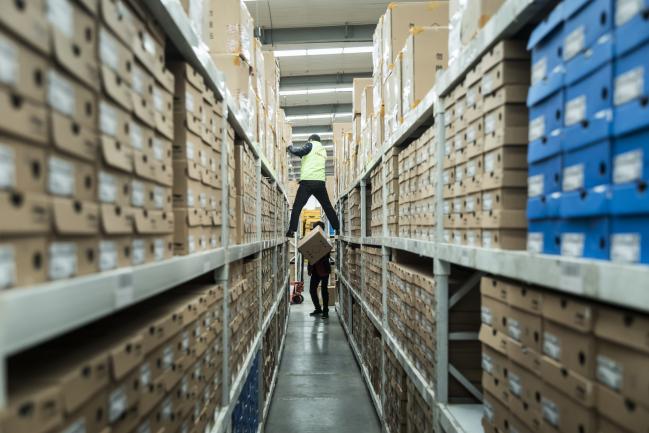 © Bloomberg. Employees arrange boxes at Best Inc.'s warehouse in Shanghai, China, on Monday, Nov. 6, 2017.  Photographer: Qilai Shen/Bloomberg