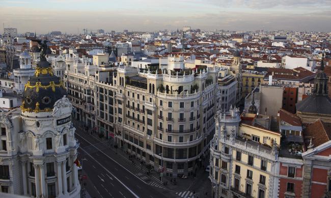 © Bloomberg. Modern and traditional commercial and residential buildings stand on the city skyline in Madrid, Spain, on Tuesday, Dec. 27, 2016. Spanish banks and borrowers are assessing the impact of a ruling by Europes top court that lenders charged too much for mortgages. 