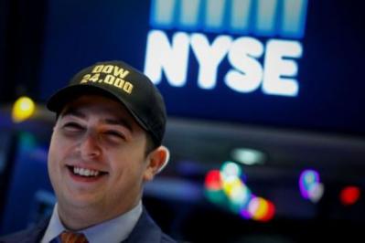 Leo dốc 8 tháng liền, Dow Jones lần đầu vượt ngưỡng 24,000
