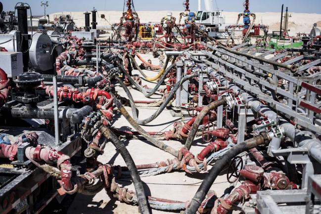 © Bloomberg. Machinery used to fracture shale formations stands at a Royal Dutch Shell Plc hydraulic fracking site near Mentone, Texas, U.S., on Thursday, March 2, 2017. Exxon Mobil Corp., Royal Dutch Shell and Chevron Corp., are jumping into American shale with gusto, planning to spend a combined $10 billion this year, up from next to nothing only a few years ago.