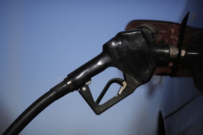 © Bloomberg. A gasoline nozzle is inserted into a vehicle's gas tank during refueling at a a Royal Dutch Shell Plc gas station in Portland, Tennessee, U.S., on Friday, Jan. 16, 2015. Photographer: Luke Sharrett