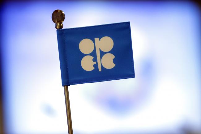 © Bloomberg. The flag of the Organization of Petroleum Exporting Countries (OPEC) stands on a desk during a news conference at the OPEC Secretariat in Vienna, Austria, on Friday, Sept. 22, 2017.