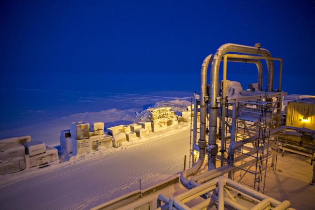 © Bloomberg. Snow covers the frozen Beaufort Sea in Harrison Bay, Alaska. 