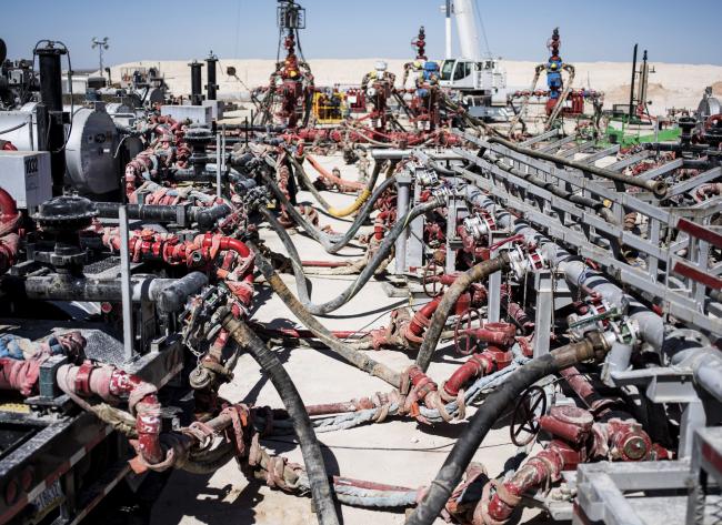 © Bloomberg. Machinery used to fracture shale formations stands at hydraulic fracking site near Mentone, Texas, U.S.