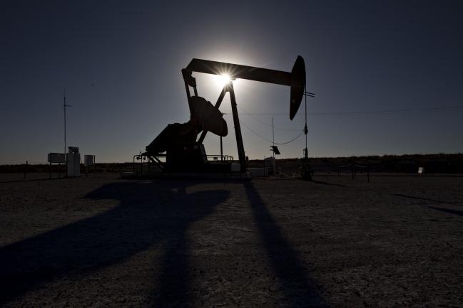 © Bloomberg. The silhouette of an oil pump jack is seen in Texas, U.S. Photographer: Bloomberg Creative Photos/Bloomberg