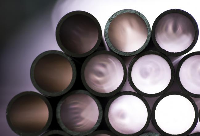 © Bloomberg. Aluminum pipes are arranged for a photograph in Tokyo, Japan, on Tuesday, Oct. 17, 2017.