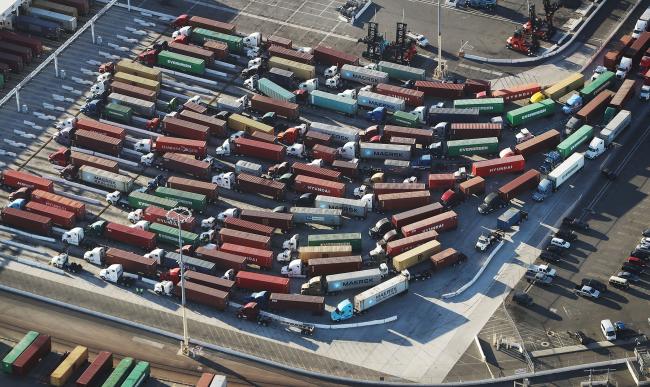 © Bloomberg. SAN PEDRO, CA - SEPTEMBER 18: Shipping containers stand attached to trucks at the Port of Los Angeles, the nation's busiest container port, on September 18, 2018 in San Pedro, California. China will impose an additional $60 billion in tariffs on U.S. imports in retaliation to $200 billion in tariffs on Chinese imports set by U.S. President Donald Trump. (Photo by Mario Tama/Getty Images) Photographer: Mario Tama/Getty Images North America
