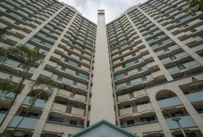 © Bloomberg. A Housing & Development Board (HDB) public housing estate stands in the Toa Payoh district of Singapore, on Tuesday, April 2, 2019. Singapore's aging public housing has been a source of anxiety, for home owners and the government alike. There may be some relief, however, with the government announcing new rules for those willing to buy older properties. 