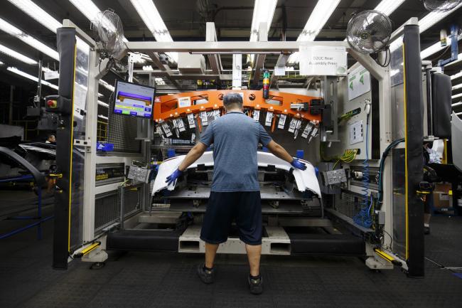 © Bloomberg. An employee assembles a rear bumper at the Magna International Inc. Polycon Industries auto parts manufacturing facility in Guelph, Ontario, Canada, on Thursday, Aug. 30, 2018. Canadian stocks and the dollar extended gains Monday on news of a U.S.-Mexican trade agreement, shrugging off U.S. President Donald Trump's threats that Canada might be frozen out and instead face auto tariffs. 