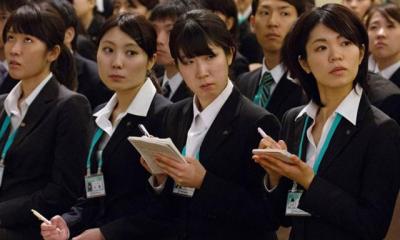 Phụ nữ Nhật phẫn nộ vì bị cấm đeo kính đi làm
