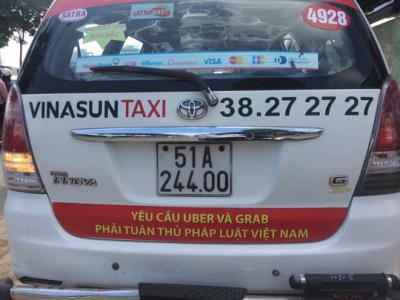 TP.HCM: Taxi Vinasun dán bảng phản đối Uber, Grab