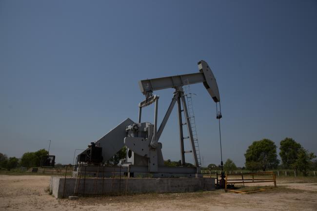 © Bloomberg. A Petroleos Mexicanos (PEMEX) oil pump stands in Villahermosa, Tabasco State, Mexico, on Wednesday, April 18, 2018. 