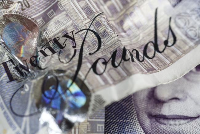 Pound on Longest Losing Streak Since May on BOE Easing Talk