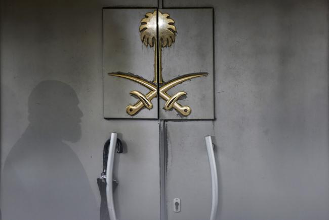 © Bloomberg. The shadow of a security guard falls on the entrance door of the Saudi Arabian consulate in Istanbul, Turkey. 