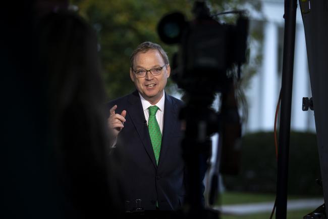 © Bloomberg. Kevin Hassett, chairman of the White House Council of Economic Advisers, speaks during a Bloomberg Television interview outside the White House in Washington, D.C., U.S. 