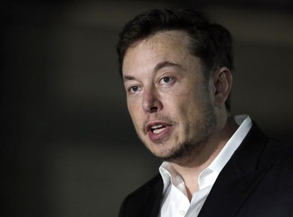 © Ansa. Tesla:Musk fuma marijuana,crolla titolo