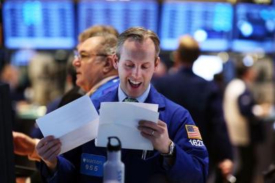 S&P 500 vượt mốc 3,300 điểm lần đầu tiên nhờ dữ liệu kinh tế và lợi nhuận doanh nghiệp mạnh mẽ