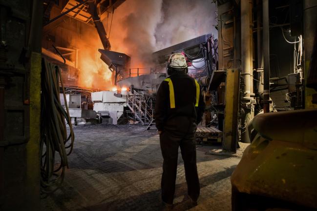 © Bloomberg. An employee monitors electric arc furnace at Liberty Steel's Aldewerke mill in Rotherham, U.K., on Wednesday, March 21, 2018. Most metals slumped on the London Metal Exchange after U.S. President Donald Trump ordered tariffs on $50 billion worth of imports from China on Thursday, and Beijing announced retaliatory duties shortly afterward. 