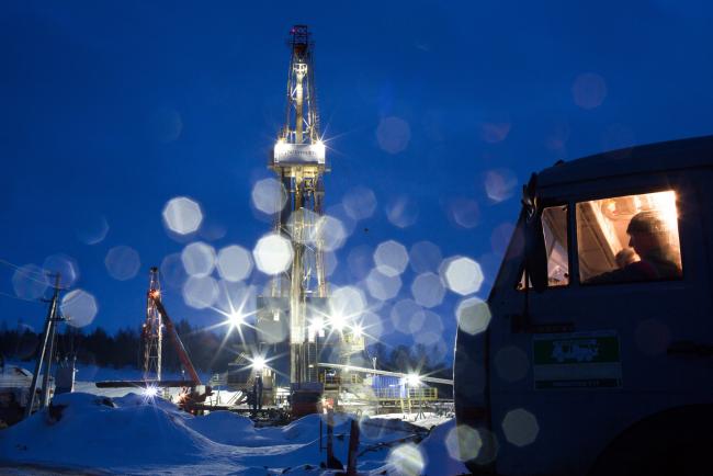 © Bloomberg. An oil drilling rig, operated by Tatneft PJSC, operates at night on an oilfield near Almetyevsk, Tatarstan, Russia, on Tuesday, March 6, 2019. Tatneft explores for, produces, refines, and markets crude oil. Photographer: Andrey Rudakov/Bloomberg