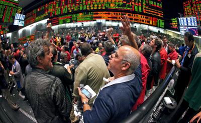 Nhà đầu tư toàn cầu đổ xô mua trái phiếu, lợi suất trái phiếu xuống thấp kỷ lục