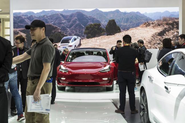 © Bloomberg. A Tesla Model 3 at the Beijing International Automotive Exhibition on April 25. Photographer: Qilai Shen/Bloomberg