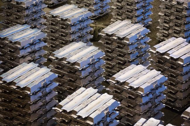 © Bloomberg. Aluminum ingots sit in a warehouse storage facility at the Krasnoyarsk aluminum smelter, operated by United Co. Rusal, in Krasnoyarsk, Russia, on Monday, Sept. 3, 2018. The season for aluminum producers and buyers to hash out U.S. sales contracts has started much earlier than usual this year thanks largely to uncertainties over sanctions on United Co. Rusal. 