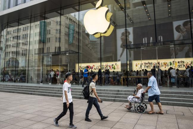 © Bloomberg. Pedestrians walk past an Apple Inc. store in Shanghai, China, on Friday, July 6, 2018. As a trade war looms, one of Chinese President Xi Jinping's biggest weapons could be boycotts of American brands by his country's legion of consumers. 