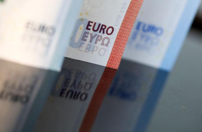 Euro Recovery Odds Seen Rising on Signs of Stabilizing Economy