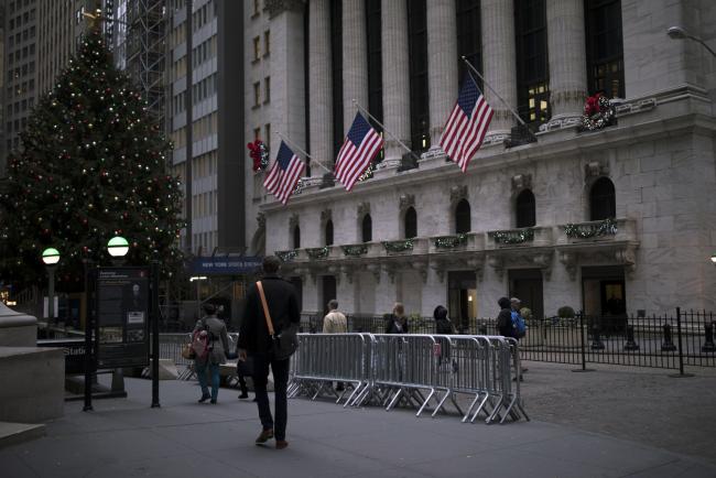 © Bloomberg. Pedestrians pass in front of the New York Stock Exchange (NYSE) in New York, U.S., on Monday, Nov. 26, 2018. Beaten-down tech shares led the rebound in U.S. stocks, while Treasuries fell as investors gained confidence from positive political developments in Europe and rising oil prices. Photographer: Jordan Sirek/Bloomberg