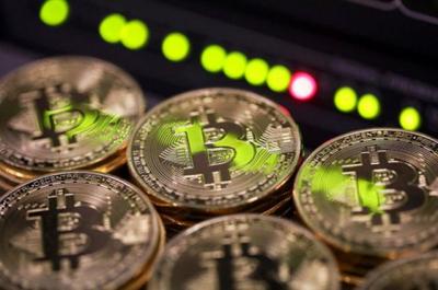 Bitcoin 'ăn theo' giá vàng