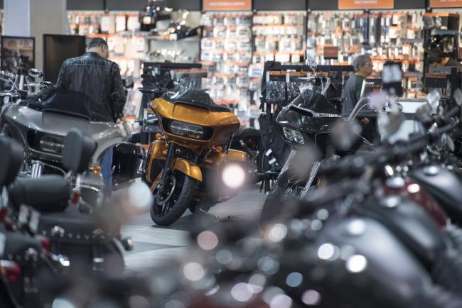 © Bloomberg. A customer looks at motorcycles on display at the Oakland Harley-Davidson dealership in Oakland, California, U.S., on Friday, April 14, 2017. Harley-Davidson Inc. is scheduled to release earnings figures on April 18. 