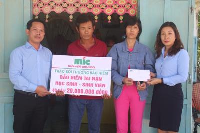 MIC trao 20 triệu đồng cho gia đình sinh viên Lê Nhật Hào bị sát hại