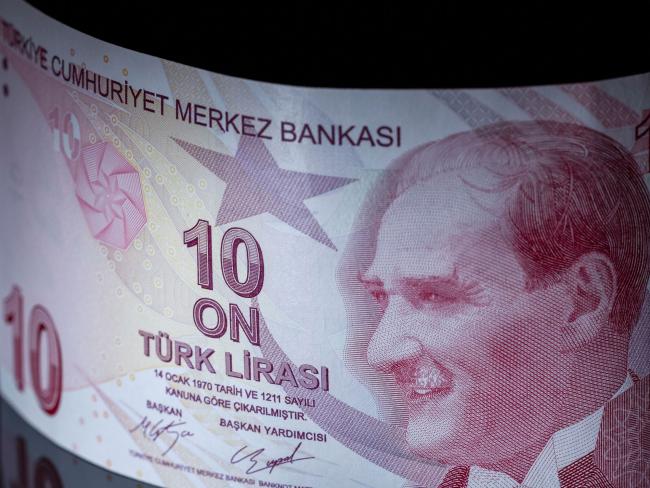 © Bloomberg. A 10 Turkish Lira banknote sits in this arranged photograph in London, U.K., on Wednesday, Aug. 15, 2018. Turkey took its boldest steps yet to try to ward off a financial crisis by making it harder for traders to bet against the battered lira and easing rules on restructuring troubled loans that have already topped $20 billion. Photographer: Chris Ratcliffe/Bloomberg