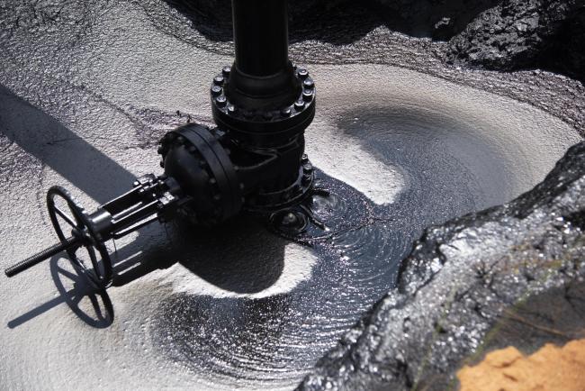 © Bloomberg. A pipe leaks oil at a Petroleos de Venezuela SA (PDVSA) facility in El Tigre, Venezuela. Photographer: Bloomberg/Bloomberg