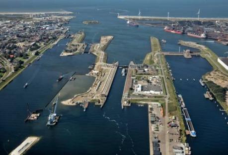 Megatransport sluisdeuren IJmuiden wereld over