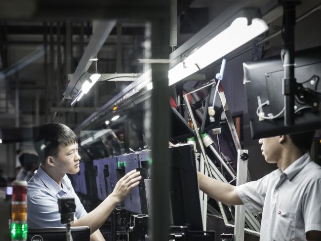 © Bloomberg. Workers assemble monitors at a factory in Huizhou, Guangdong province, China. Photographer: Qilai Shen/Bloomberg