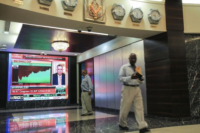 © Bloomberg. A screen displays stock news inside the Bombay Stock Exchange (BSE) building in Mumbai, India, on Tuesday, Dec. 11, 2018. India’s new central bank governor has a list of challenges to face as he takes office: from fixing a banking crisis to convincing investors of the institution’s autonomy. Photographer: Dhiraj Singh/Bloomberg